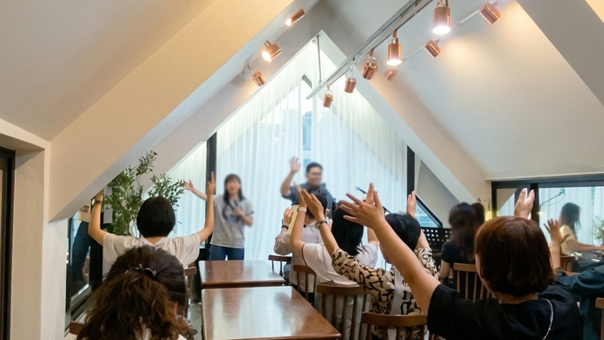 사랑의로뎀교회 수요기도모임 — 함께 손을 들어 예배하는 성도들